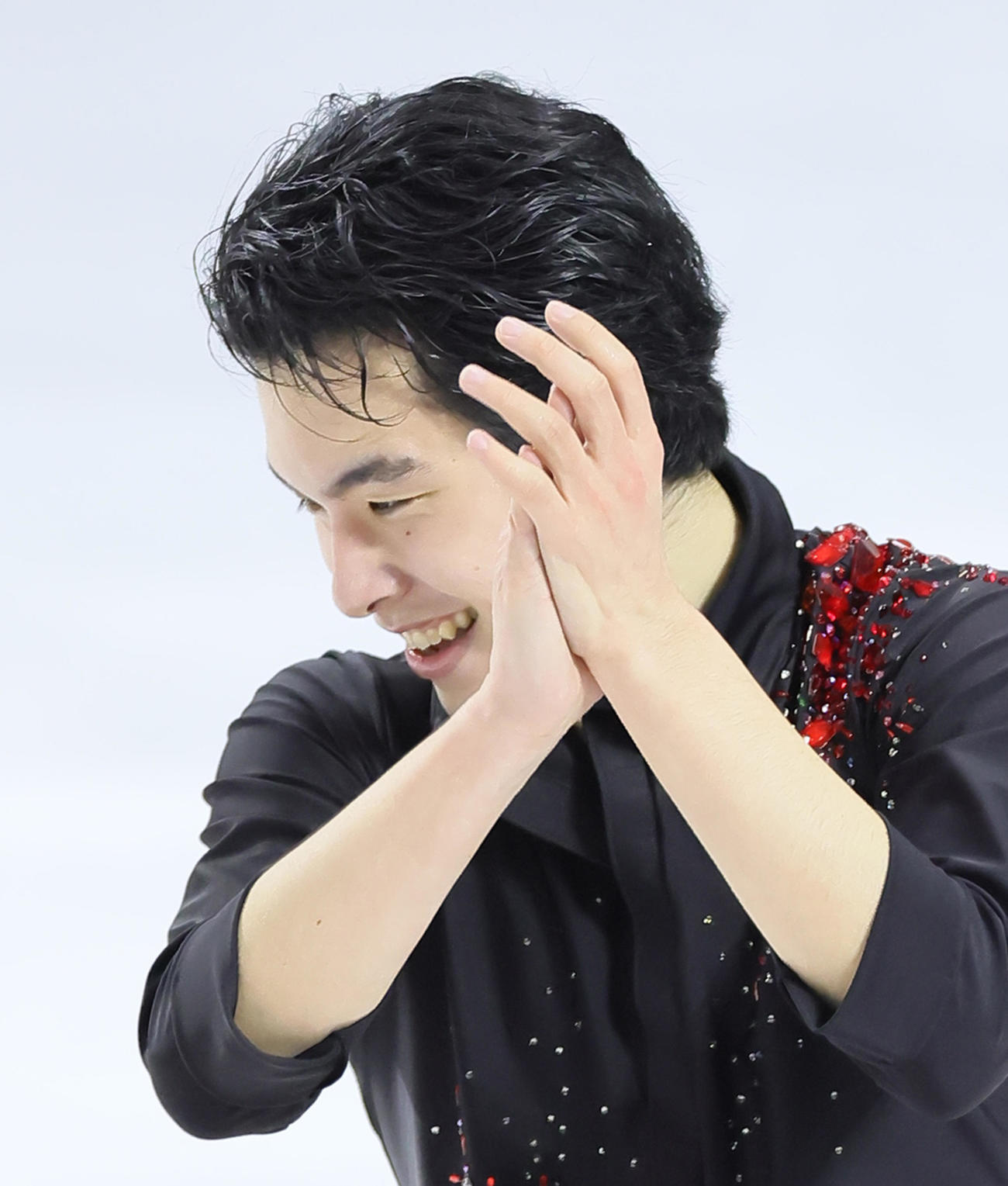 自身の演技に手をたたき笑顔の成年男子5位の山隈（撮影・足立雅史）