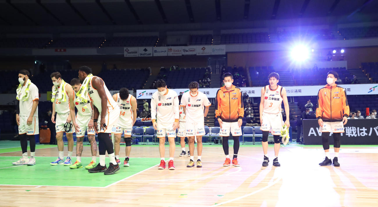 北海道対新潟　26連敗を喫し、肩を落とす新潟の選手たち（撮影・佐藤翔太）