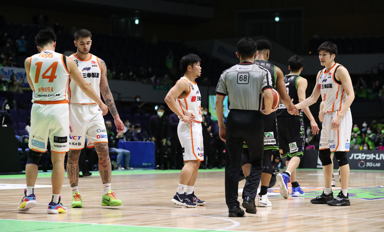 北海道対新潟　26連敗を喫し、肩を落とす新潟の選手たち（撮影・佐藤翔太）