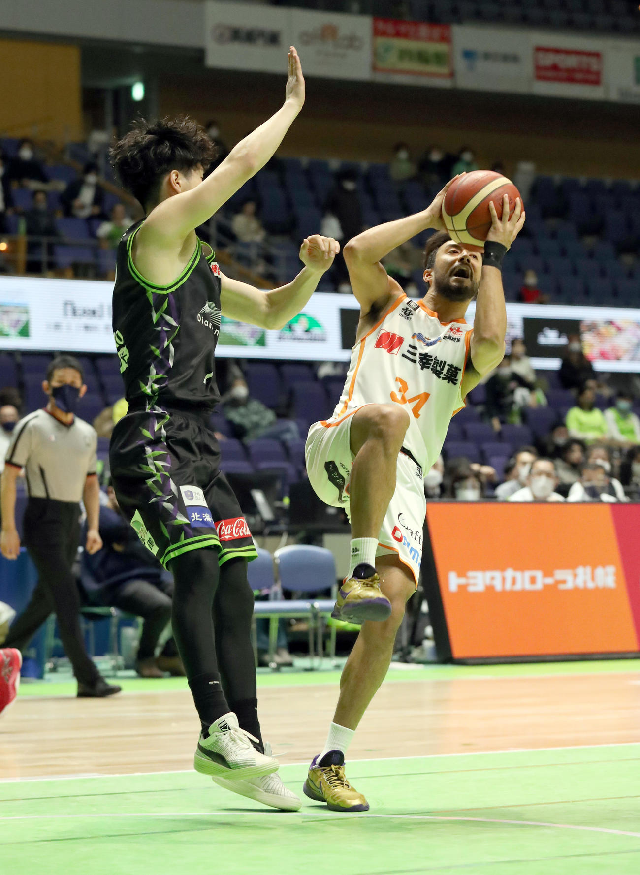北海道対新潟　第3Q、ドリブル突破を防がれる新潟の遠藤（撮影・佐藤翔太）