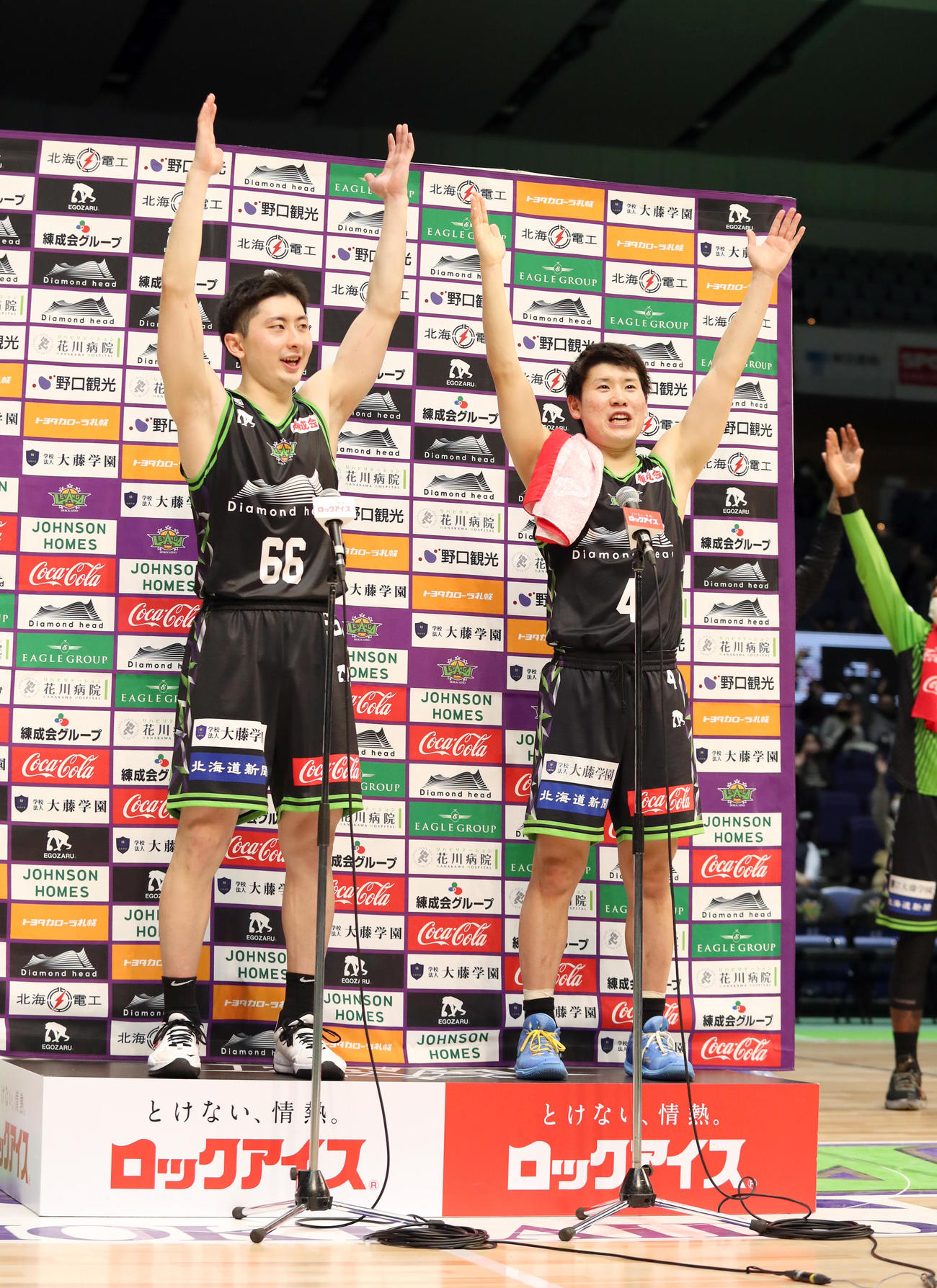 レバンガ北海道対新潟　試合終了後、お立ち台でポーズを決めるレバンガ北海道松下（左）と寺園（撮影・佐藤翔太）