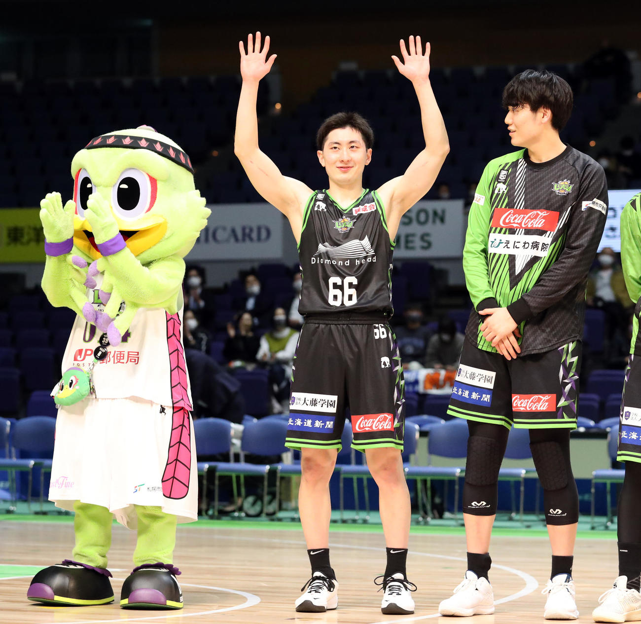 レバンガ北海道対新潟　声援に応えるレバンガ北海道松下（撮影・佐藤翔太）