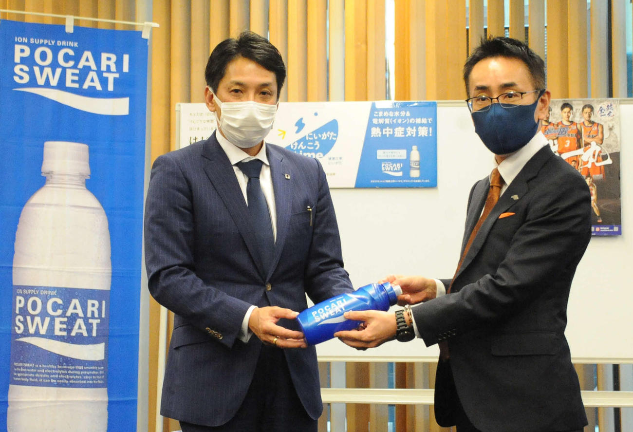 スクイズボトルを贈呈する大塚製薬・平内支店長（左）と受け取るB1新潟・川上社長
