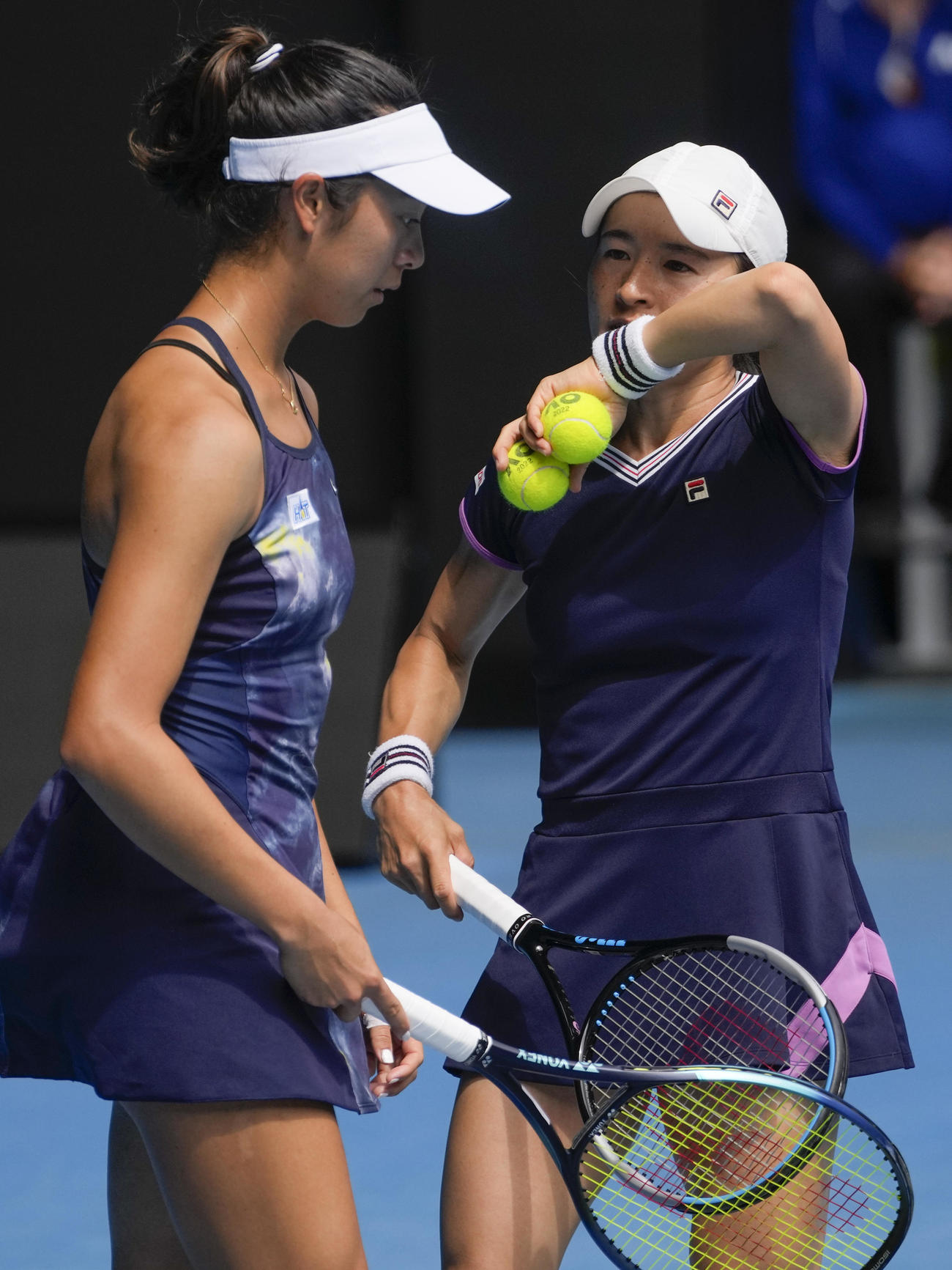 全豪オープン女子ダブルス準決勝　プレーする青山修子（右）柴原瑛菜組（AP）
