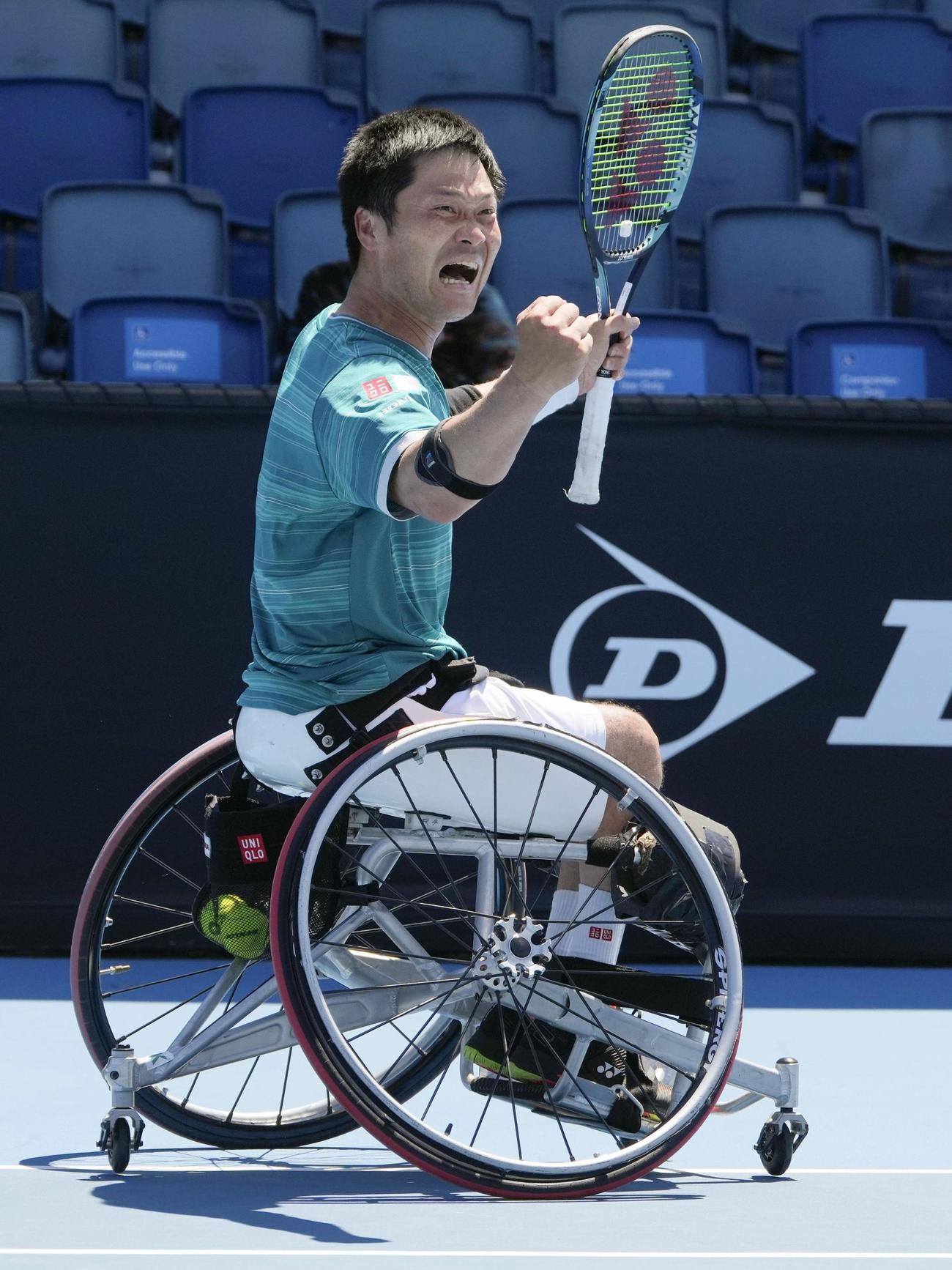 男子シングルスで2年ぶり11度目の優勝を果たし、ガッツポーズの国枝慎吾＝メルボルン（AP＝共同）