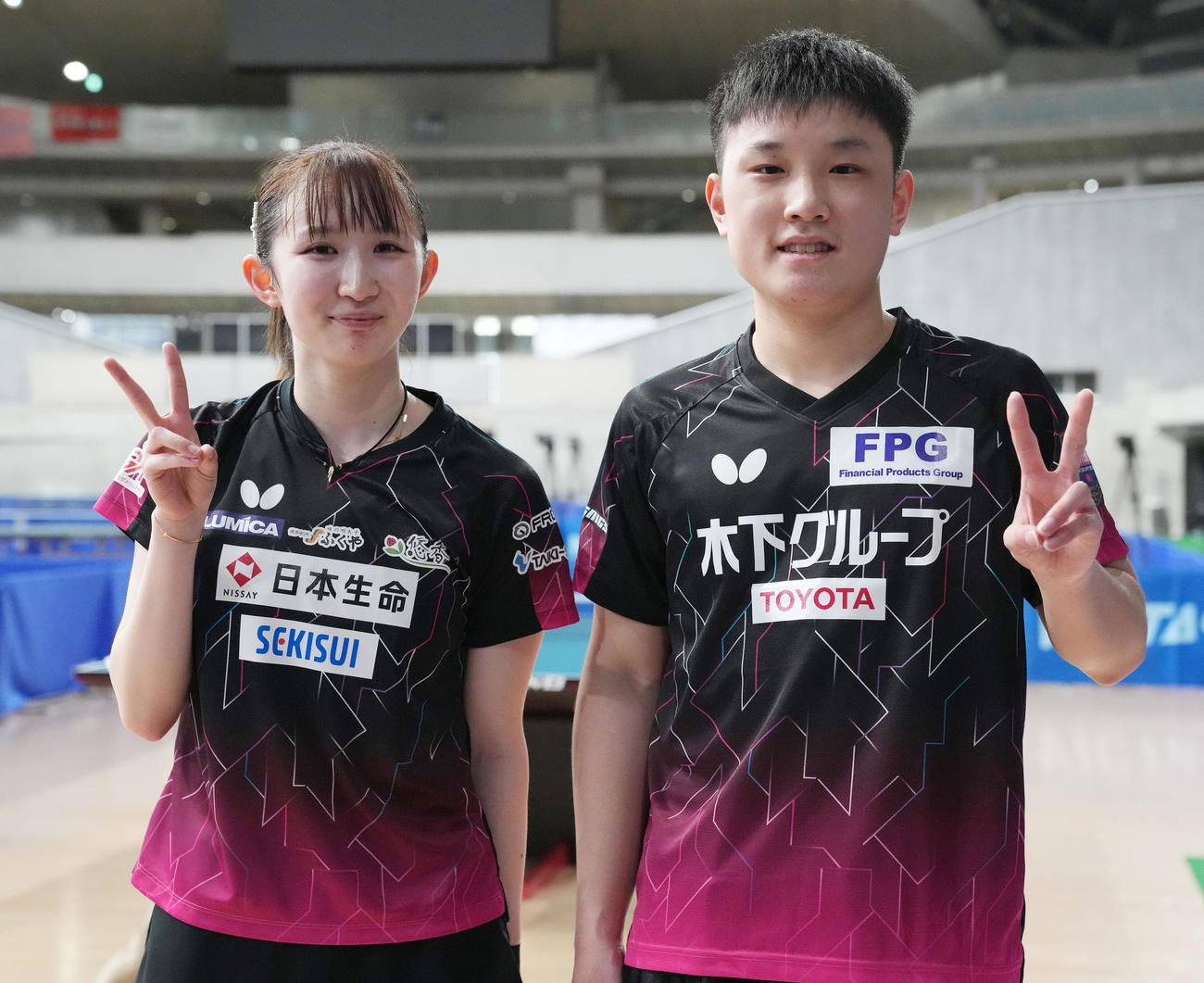 混合ダブルスで優勝し笑顔でピースする張本（右）、早田組（撮影・鈴木みどり）