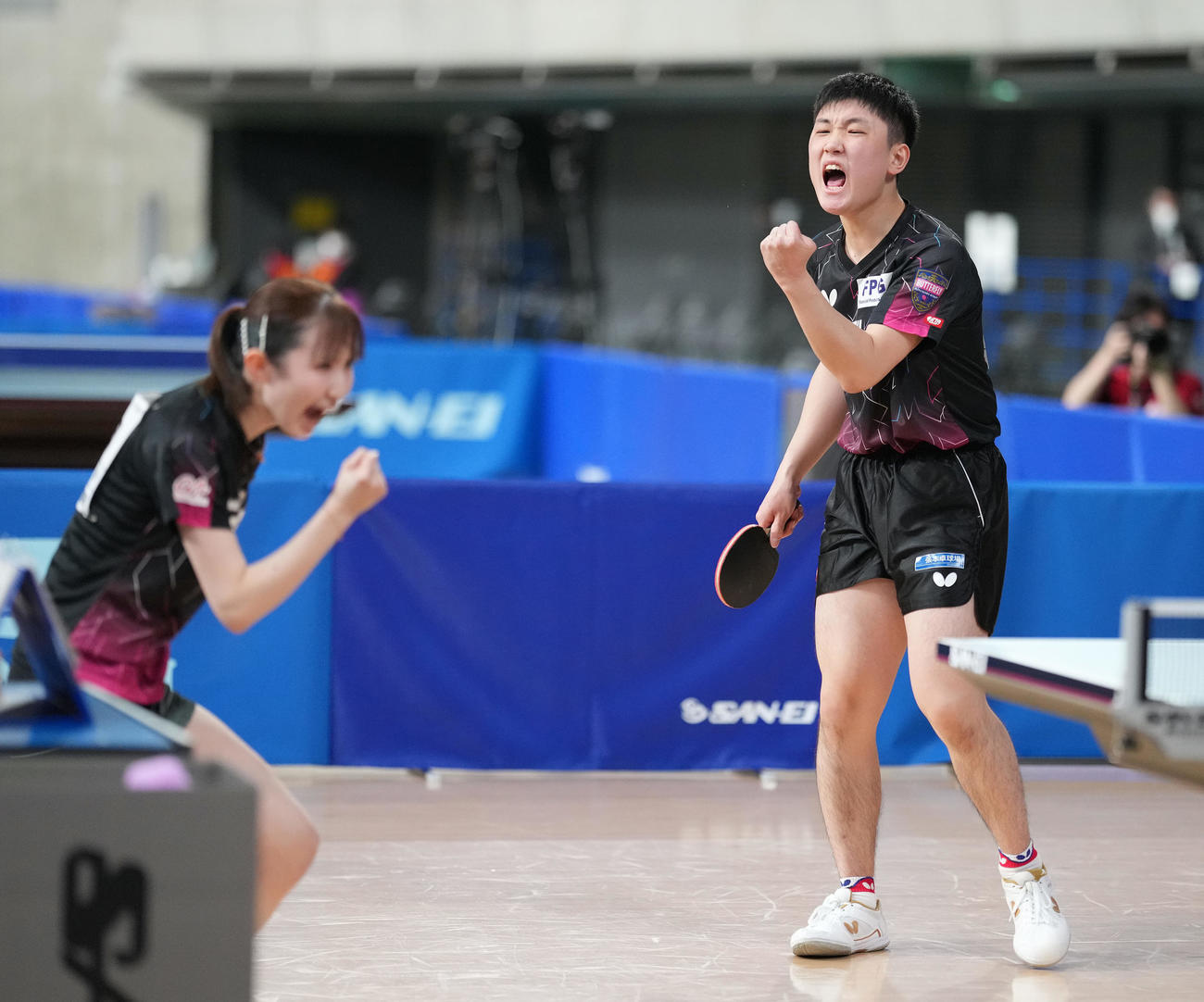 第3セット、ポイントを奪いガッツポーズする張本智（右）、早田組（撮影・鈴木みどり）