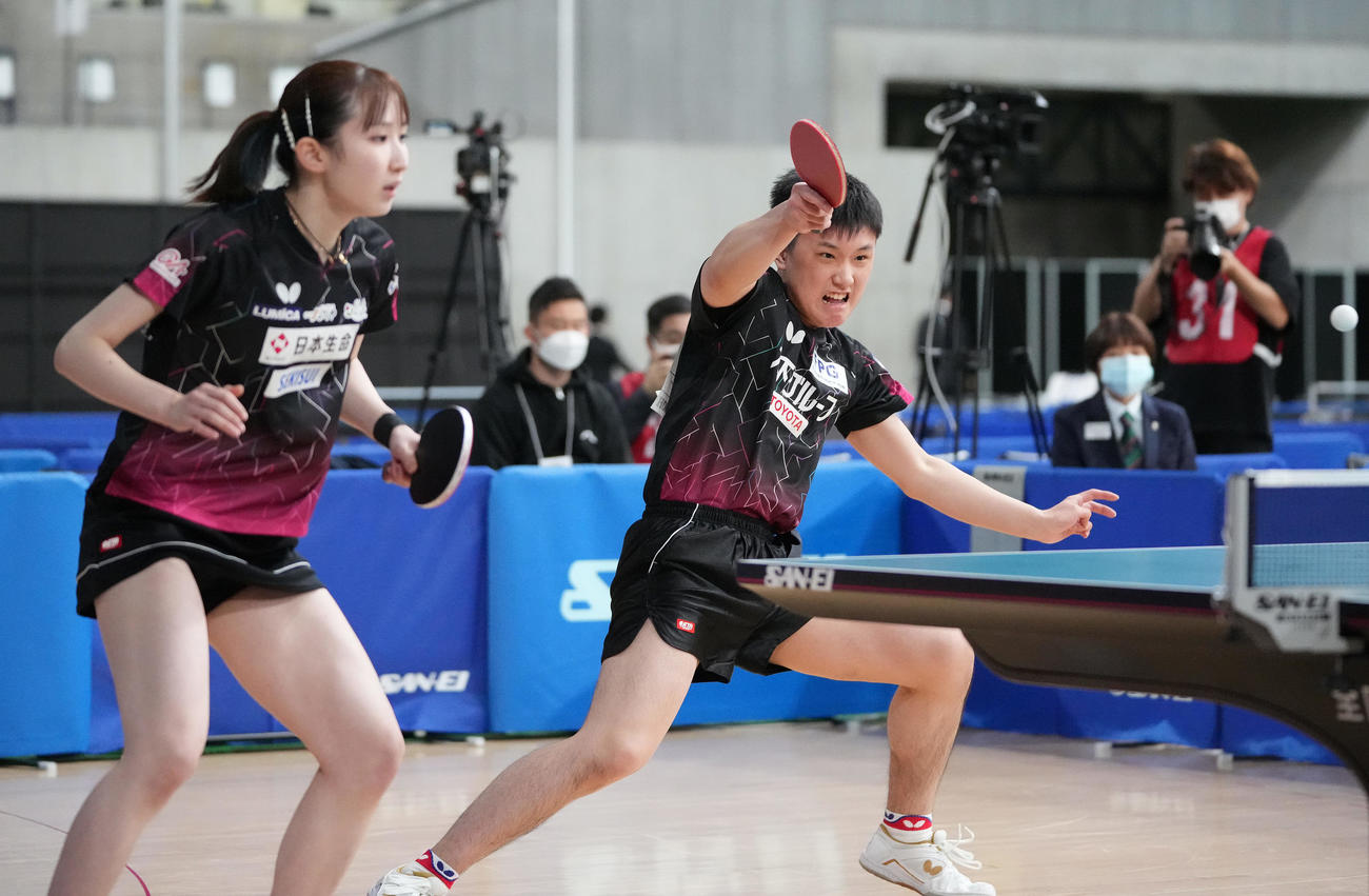 第1セット、打ち返す張本。左は早田（撮影・鈴木みどり）