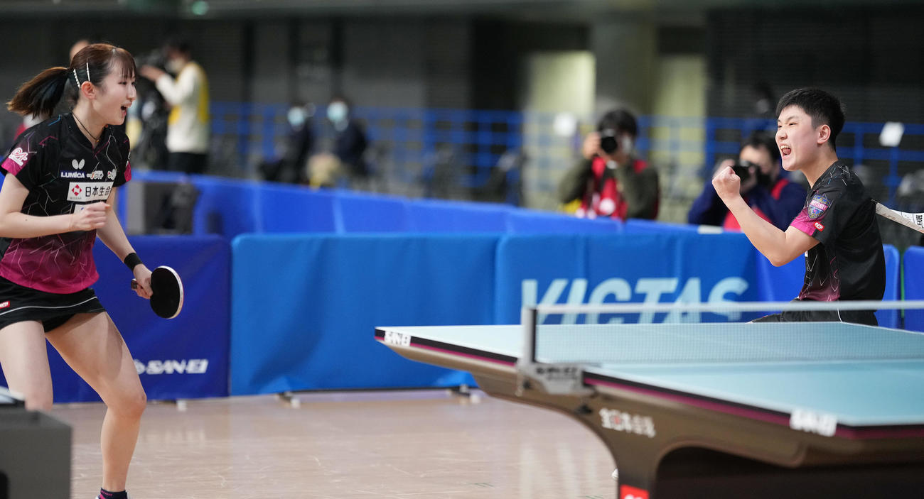 宇田、木原組に勝利し決勝進出を決め、ガッツポーズする張本智（右）、早田組（撮影・鈴木みどり）