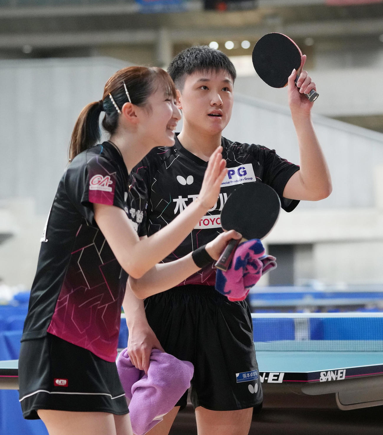 混合ダブルスで優勝し声援に応える張本智（右）、早田組（撮影・鈴木みどり）