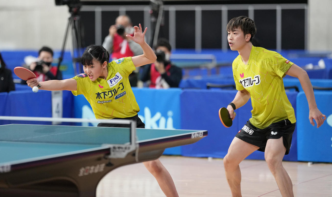 混合ダブルス準決勝　第5セット、打ち返す張本美。右は田添（撮影・鈴木みどり）