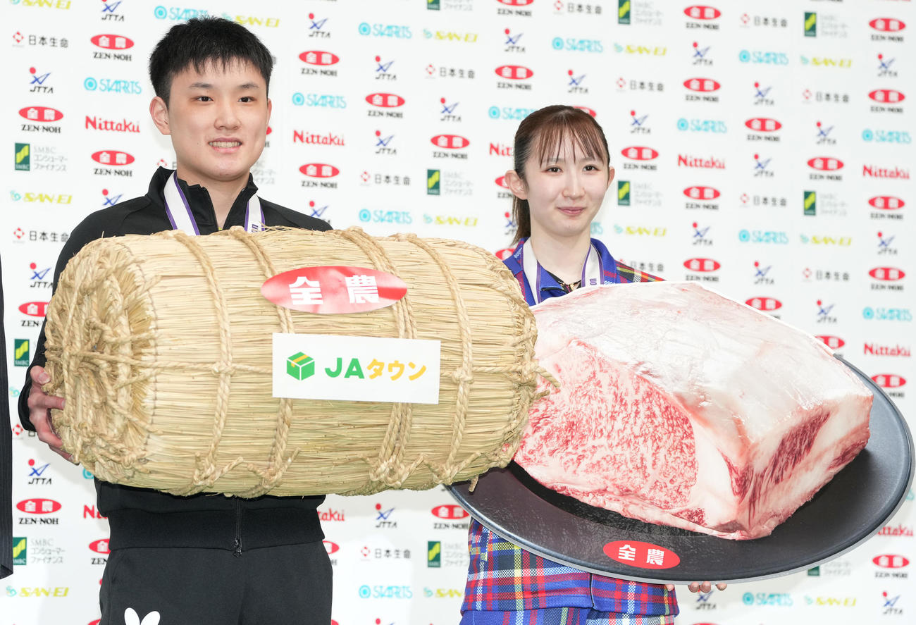 混合ダブルスで優勝し、副賞の米と肉を手に笑顔の張本智（左）、早田組（撮影・鈴木みどり）