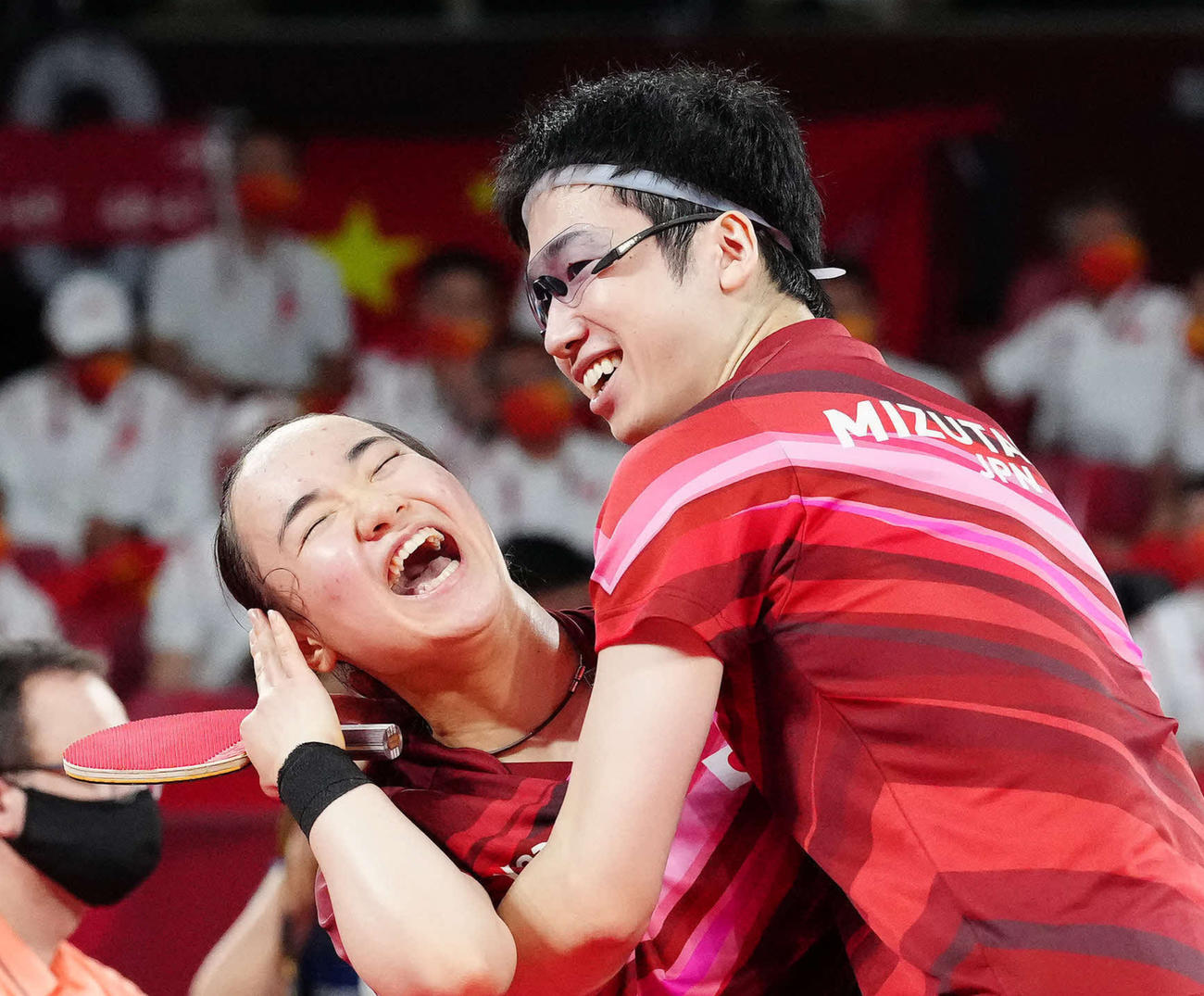 東京五輪卓球混合ダブルスで優勝したメガネ姿の水谷隼（右）は伊藤美誠と抱き合って喜ぶ（2021年7月26日撮影）