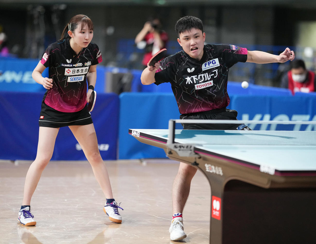 第3セット、ボールを打ち返す張本智。左は早田（撮影・鈴木みどり）