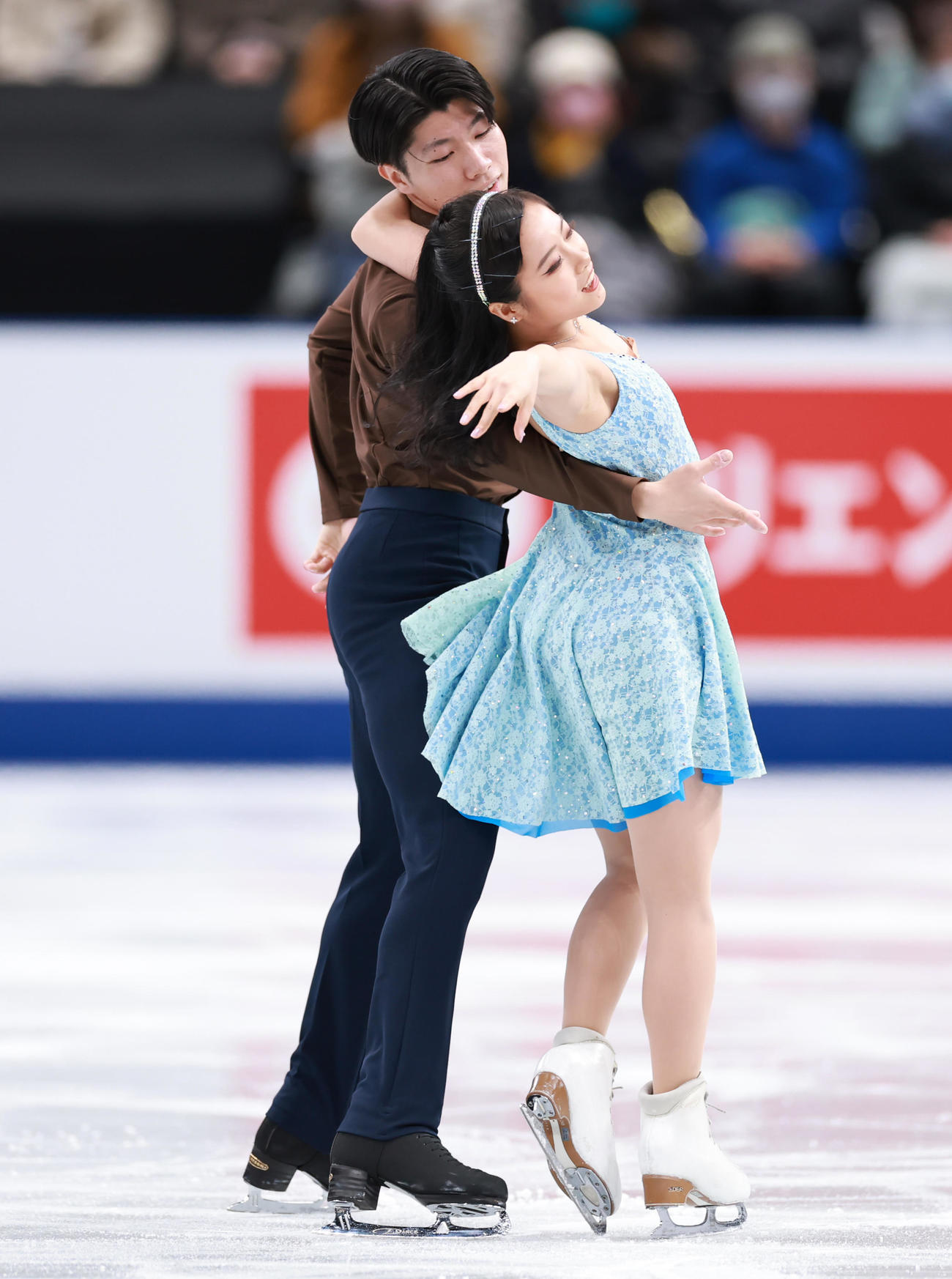 アイスダンス・フリーダンスで演技する平山（右）、立野組（2021年12月25日撮影）