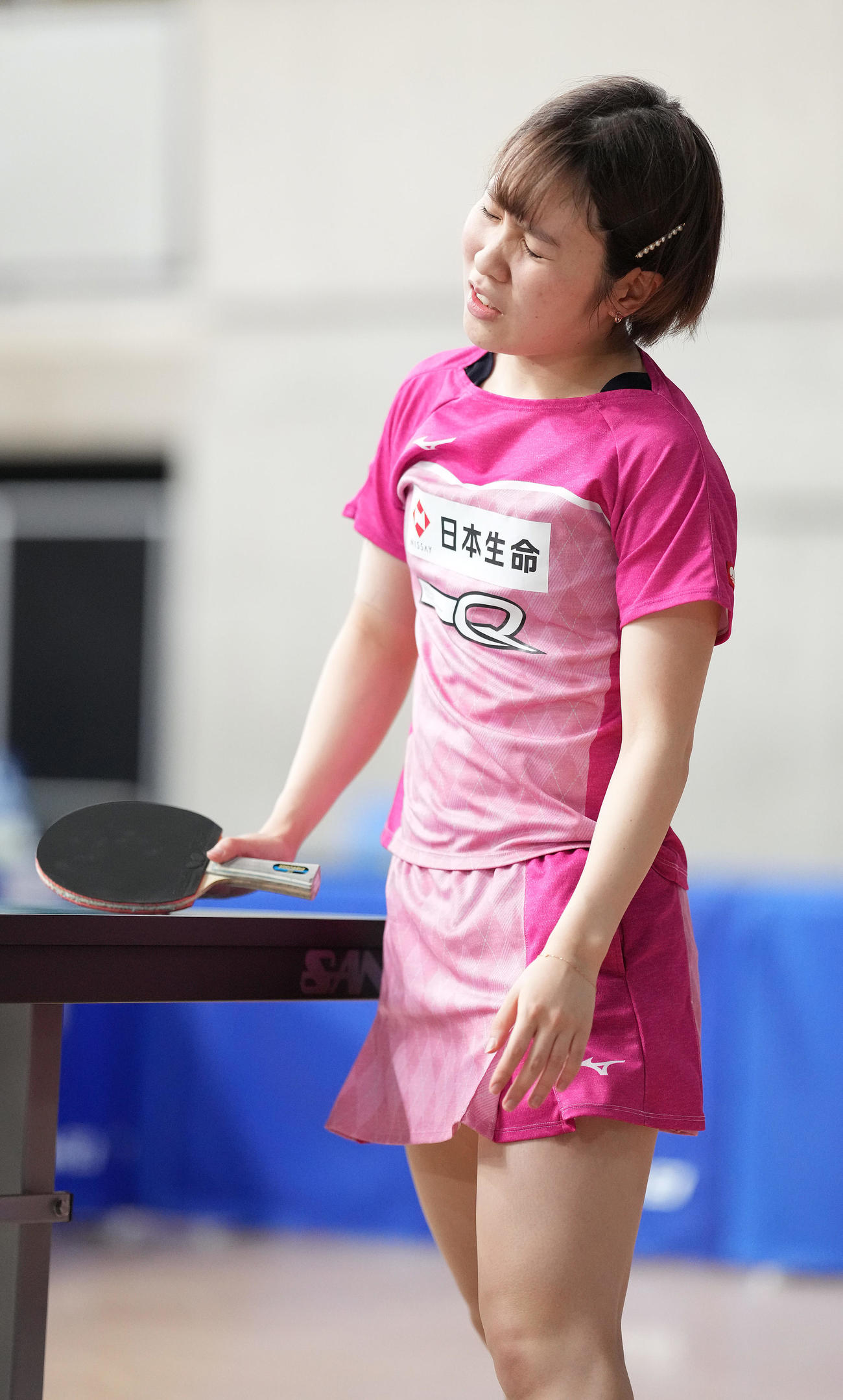 女子シングルス6回戦で佐藤瞳に敗れ顔をしかめる平野（撮影・鈴木みどり）
