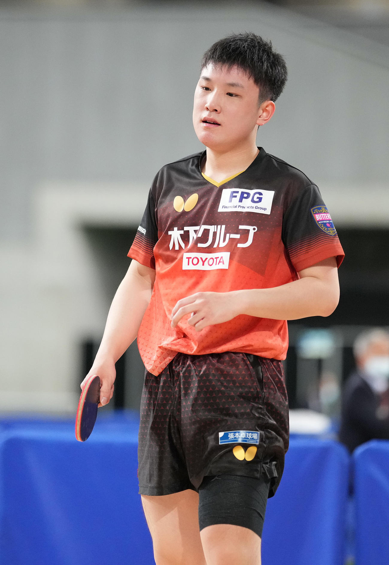 男子シングルス6回戦で吉村真に敗れ、ぼうぜんとする張本智（撮影・鈴木みどり）