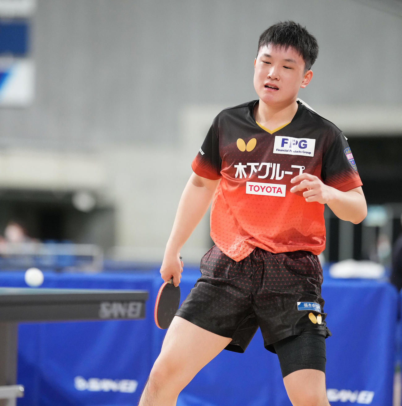 男子シングルス6回戦で吉村真に敗れ、ぼうぜんとする張本智（撮影・鈴木みどり）