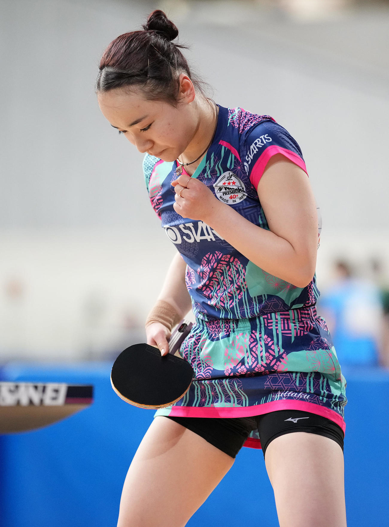 女子シングルス5回戦で勝利しガッツポーズする伊藤（撮影・鈴木みどり）