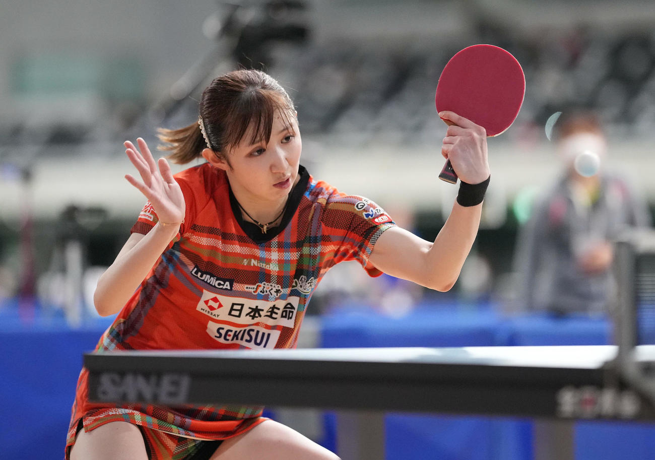 女子シングルス5回戦の第4セット、打ち返す早田（撮影・鈴木みどり）