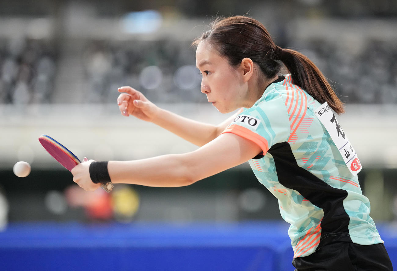 女子シングルス6回戦の第5セット、打ち返す石川（撮影・鈴木みどり）