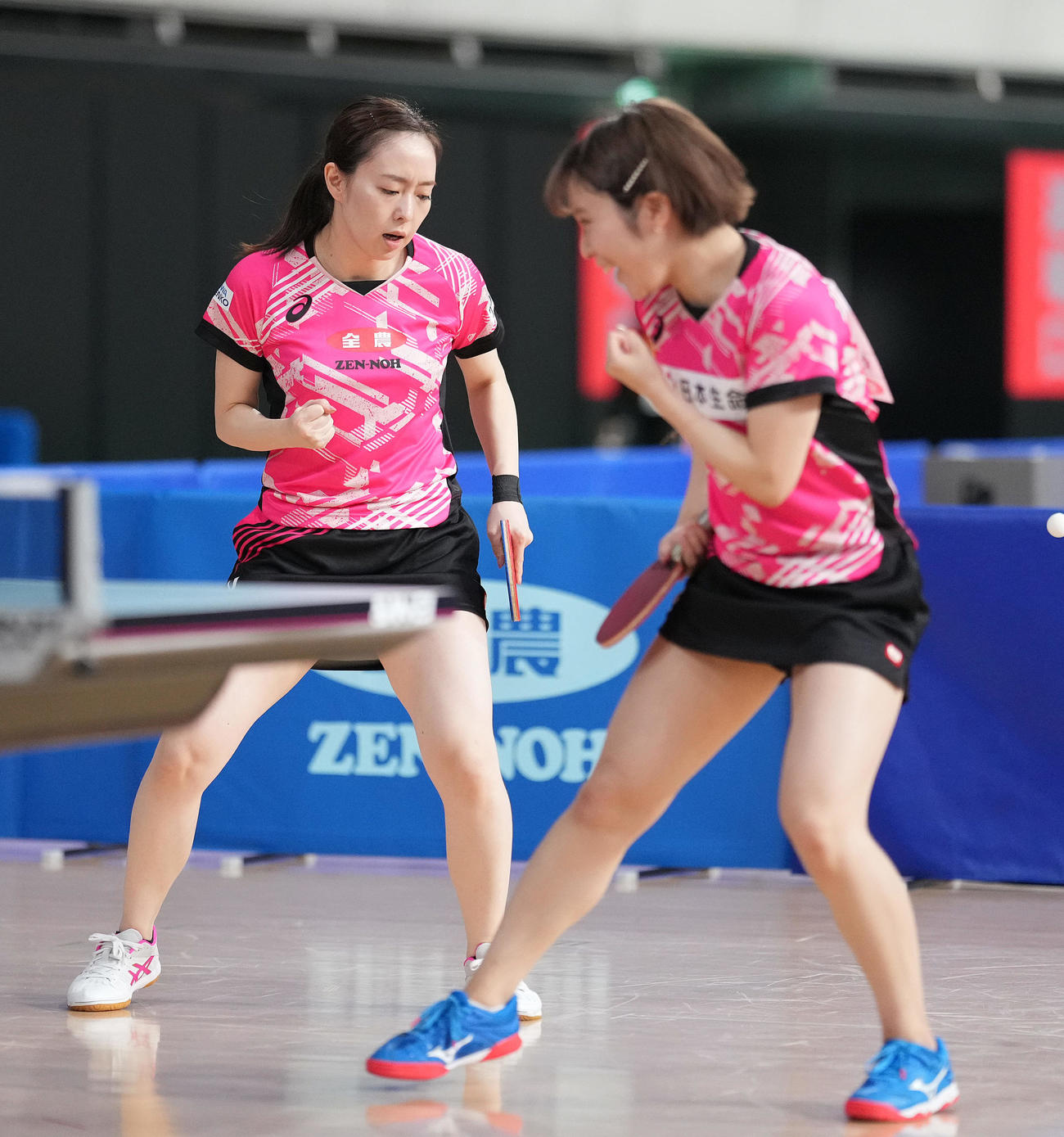 女子ダブルス準々決勝で、長崎、木原組に勝利しガッツポーズする石川（左）、平野組（撮影・鈴木みどり）