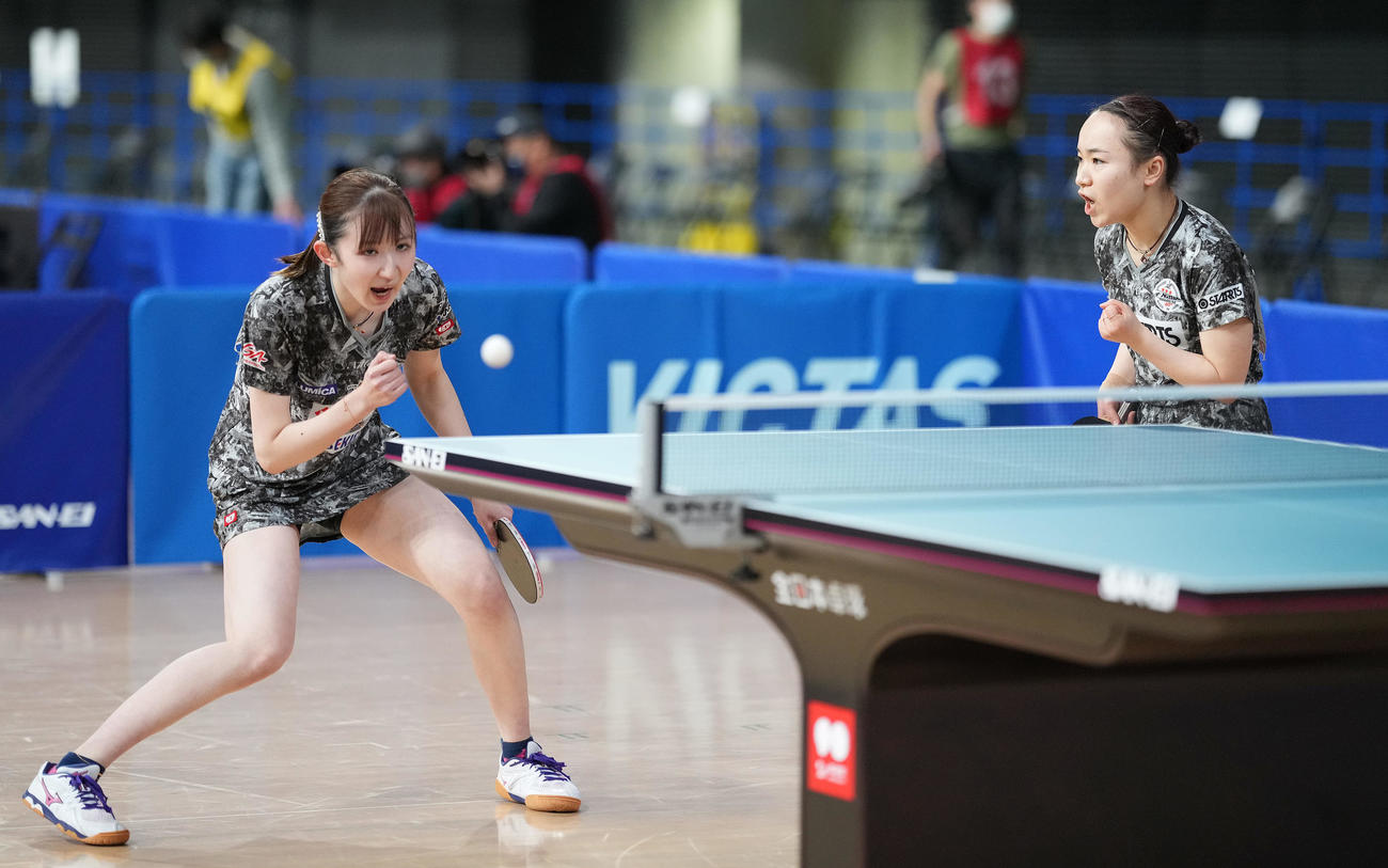 女子ダブルス準々決勝の第1セット、ポイントを奪いガッツポーズする伊藤（右）、早田組（撮影・鈴木みどり）