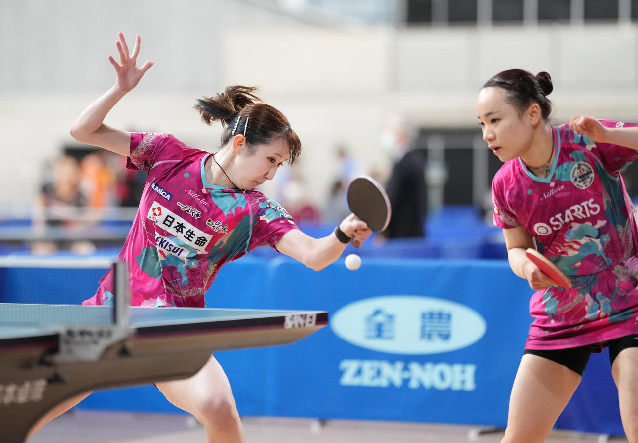 女子ダブルス5回戦の第1セット、打ち返す早田。右は伊藤（撮影・鈴木みどり）