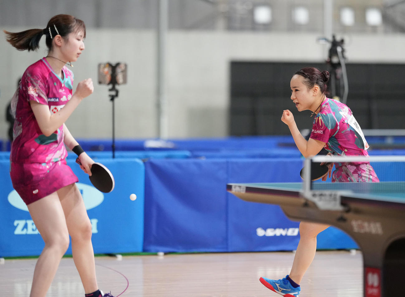 女子ダブルス5回戦の第4セット、ポイントを奪いガッツポーズする伊藤（右）、早田組（撮影・鈴木みどり）