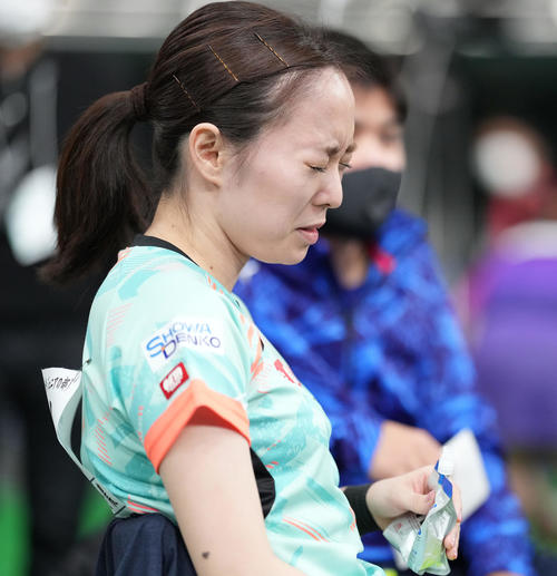 女子シングルス6回戦で加藤美に敗れた石川はベンチで顔をしかめる（撮影・鈴木みどり）