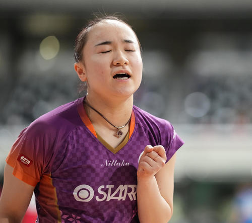 女子シングルス6回戦の第2セット、ポイントを奪いガッツポーズする伊藤美（撮影・鈴木みどり）