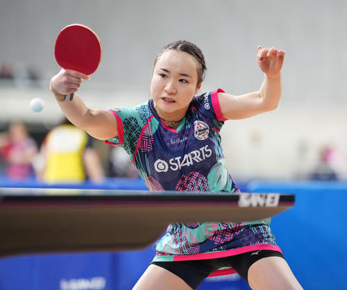 女子シングルス5回戦の第4セット、打ち返す伊藤（撮影・鈴木みどり）