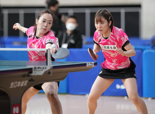 女子ダブルス準々決勝の第1セット、打ち返す石川。右は平野（撮影・鈴木みどり）