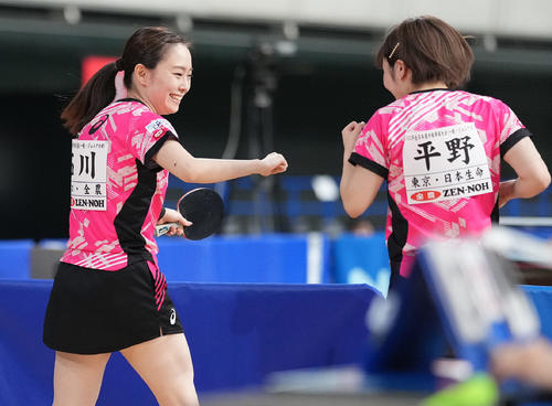 女子ダブルス準々決勝で、長崎、木原組に勝利し準決勝進出を決め、笑顔でタッチを交わす石川（左）、平野組（撮影・鈴木みどり）