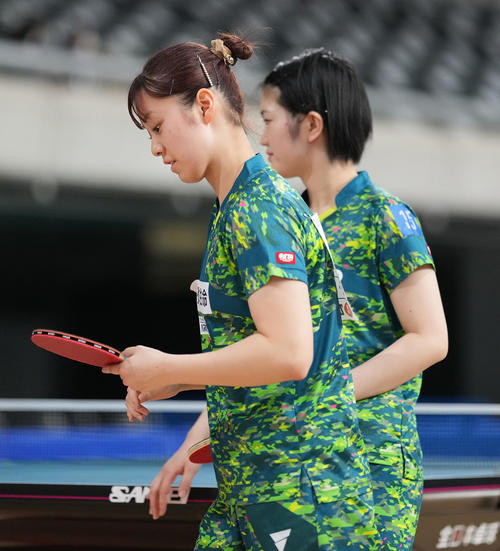 女子ダブルス準々決勝で石川、平野組に敗れ準決勝進出を逃した長崎（左）、木原組（撮影・鈴木みどり）