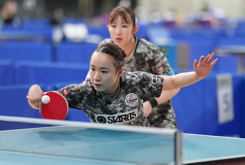 女子ダブルス準々決勝の第1セット、打ち返す伊藤。右は早田（撮影・鈴木みどり）