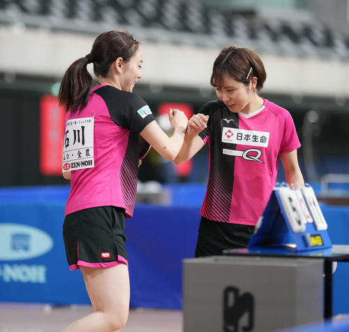女子ダブルス5回戦に勝利しタッチを交わす石川（左）、平野組（撮影・鈴木みどり）