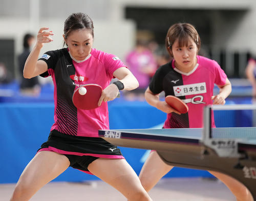 女子ダブルス5回戦の第2セット、打ち返す石川。右は平野（撮影・鈴木みどり）