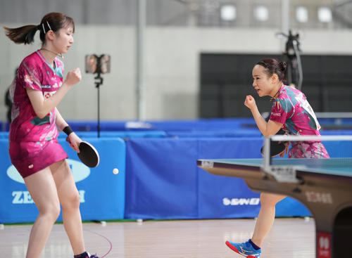 女子ダブルス5回戦の第4セット、ポイントを奪いガッツポーズする伊藤（右）、早田組（撮影・鈴木みどり）