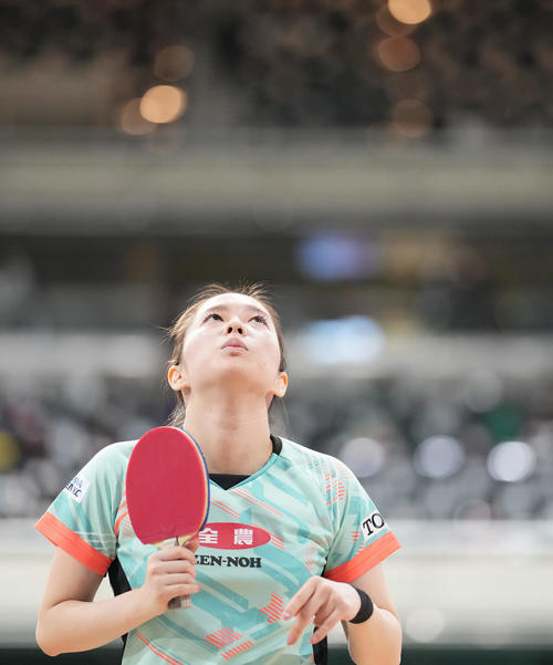 女子シングルス6回戦の第5セット、上を向く石川（撮影・鈴木みどり）