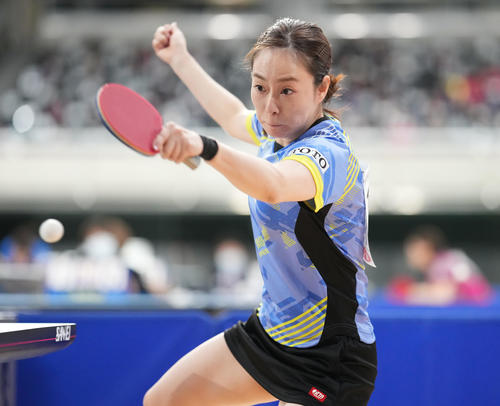 女子シングルス5回戦の第3セット、打ち返す石川（撮影・鈴木みどり）
