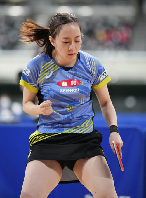 女子シングルス5回戦の第3セットを取り、ガッツポーズする石川（撮影・鈴木みどり）