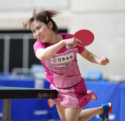 女子シングルス6回戦の第3セット、打ち返す平野（撮影・鈴木みどり）