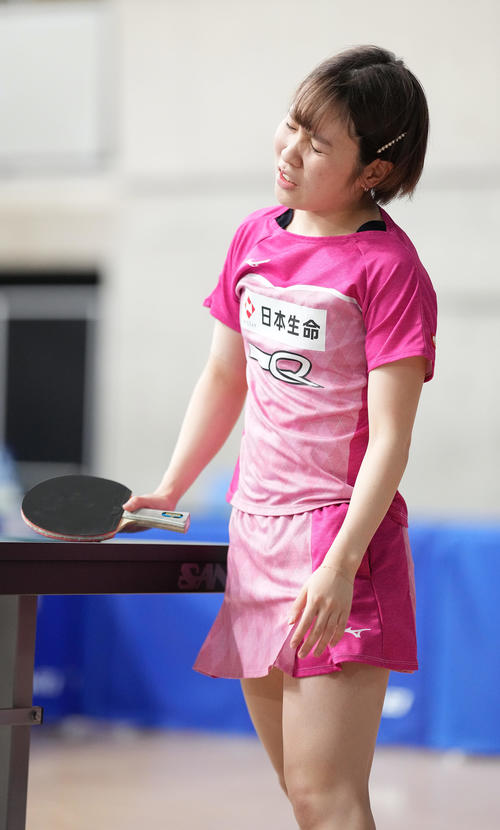 女子シングルス6回戦で佐藤瞳に敗れ顔をしかめる平野（撮影・鈴木みどり）