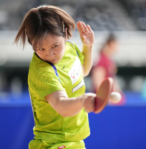 女子シングルス5回戦の第2セット、打ち返す平野（撮影・鈴木みどり）