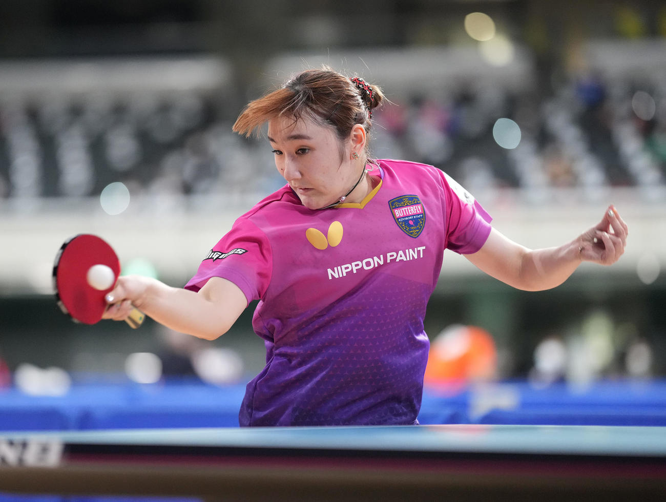 女子シングルス6回戦の第5セット、打ち返す加藤美（撮影・鈴木みどり）