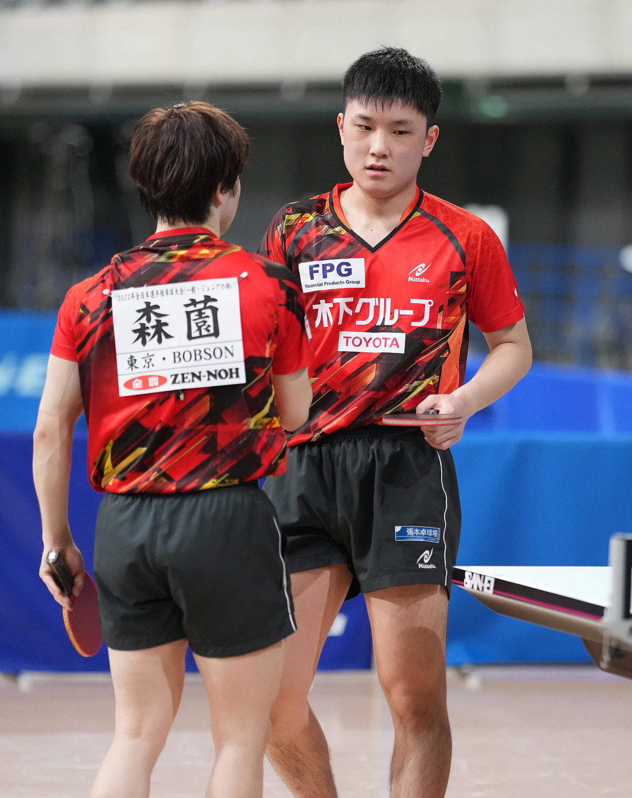 吉田海、吉田聖組に勝利した張本（右）、森薗組（2022年1月27日撮影）