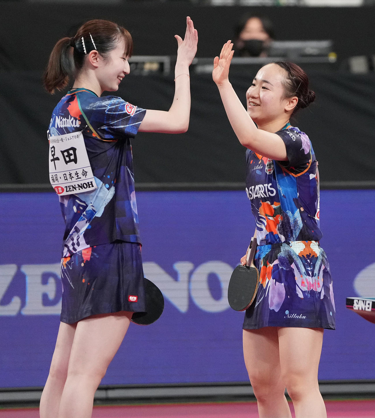 女子ダブルス決勝進出を決め、笑顔でハイタッチする伊藤美誠（右）、早田ひな組（撮影・鈴木みどり）