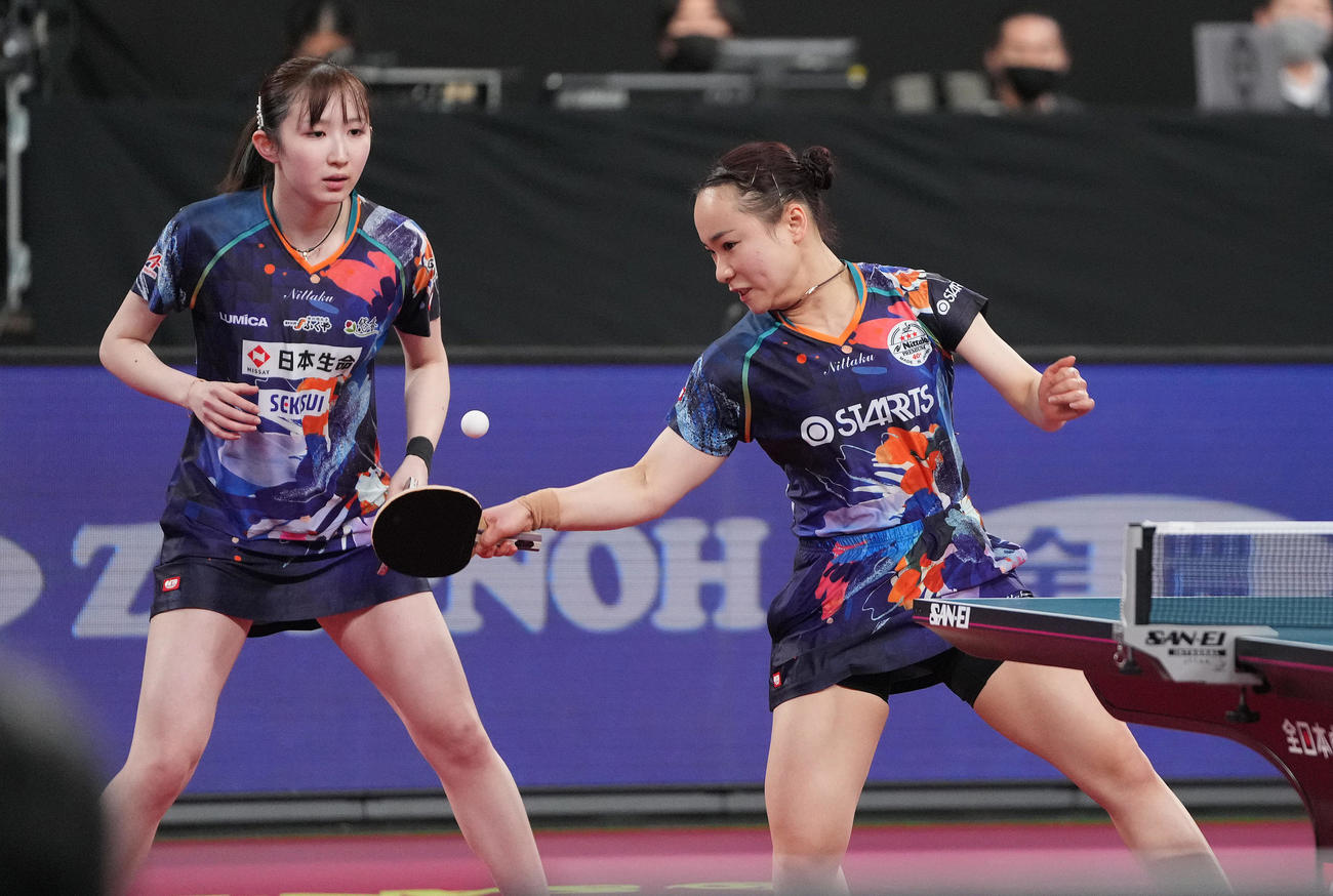 女子ダブルス準決勝の第3ゲーム、打ち返す伊藤美誠（右）と早田ひな（撮影・鈴木みどり）