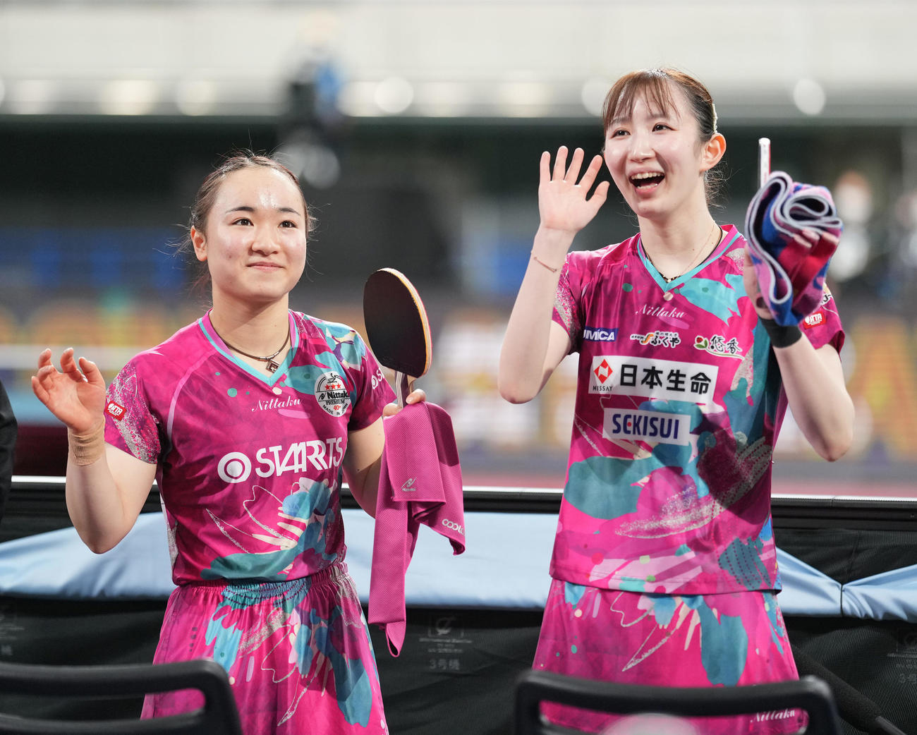 女子ダブルスで4連覇の伊藤美（左）、早田組は笑顔で客席に手を振る（撮影・鈴木みどり）